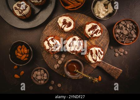 Hausgemachte glutenfreie Mandelcupcakes mit Frischkäsezuckerguss und Schokoladenganage Stockfoto