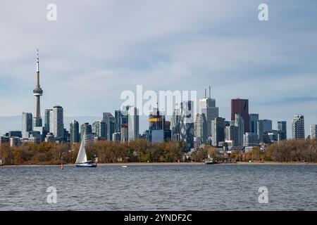 Blick auf die Innenstadt von Toronto vom Tommy Thompson Park in Scarborough, Ontario, Kanada Stockfoto