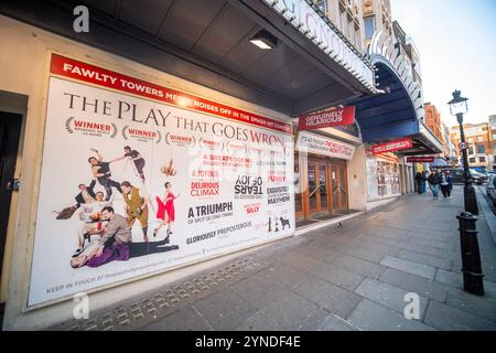 LONDON – 21. NOVEMBER 2024: Das Duchess Theatre befindet sich in der Catherine Street im Londoner West End und zeigt derzeit das Stück, das schief geht Stockfoto