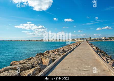 Carnon liegt auf einer Halbinsel am Mittelmeer und ist bekannt für seinen Yachthafen, seine Dünen und Strände im Süden Frankreichs Stockfoto