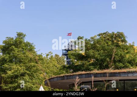 Kopenhagener Zoo mit dänischer Flagge - Kopenhagen, Dänemark. Hochwertige Fotos Stockfoto