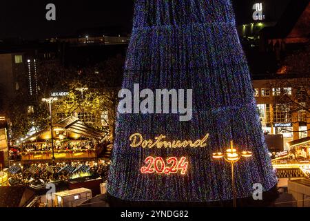 Dortmund, Deutschland. November 2024. Die Lichter des riesigen Weihnachtsbaums auf dem Weihnachtsmarkt sind eingeschaltet. Laut den Veranstaltern wird der größte Weihnachtsbaum der Welt, der aus 1.700 Rotfichten besteht und eine Höhe von 45 Metern erreicht, in diesem Jahr mit mehr Lichtern als je zuvor beleuchtet. Mehr als 135.000 Lichter leuchten auch in verschiedenen Farben. Quelle: Dieter Menne/dpa/Alamy Live News Stockfoto