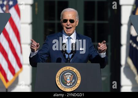 Washington, Vereinigte Staaten. November 2024. US-Präsident Joe Biden begnadigt das National Thanksgiving Turkey im Weißen Haus in Washington, DC, am 25. November 2024. Quelle: Chris Kleponis/CNP/dpa/Alamy Live News Stockfoto
