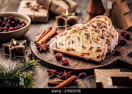 Weihnachtsstollen auf hölzernem Hintergrund. Traditionelles deutsches Weihnachtsdessert mit Nüssen, Rosinen mit Marzipan Stockfoto