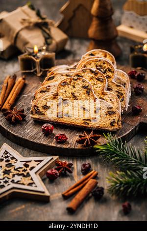 Weihnachtsstollen auf hölzernem Hintergrund. Traditionelles deutsches Weihnachtsdessert mit Nüssen, Rosinen mit Marzipan Stockfoto