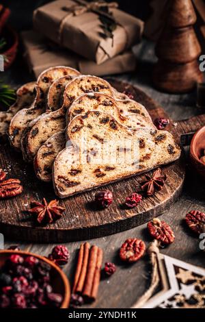 Weihnachtsstollen auf hölzernem Hintergrund. Traditionelles deutsches Weihnachtsdessert mit Nüssen, Rosinen mit Marzipan Stockfoto