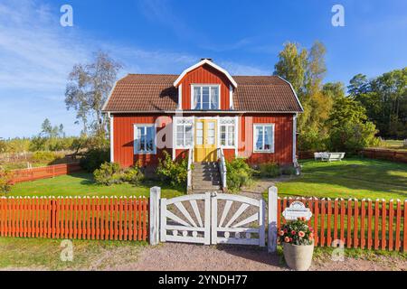 Katthult, rotes hölzernes Bauernhaus mit Zaun aus Astrid Lindgrens Geschichten über Emil von Lönneberga in Gibberyd bei Rumskulla, Vimmerby, Småland, Schweden Stockfoto