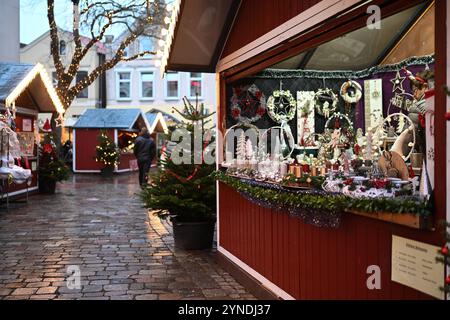 Größter Weihnachtsmarkt in Ostfriesland öffnet die Tore. In kleinen Buden werden handgemachte Waren angeboten. Leer Niedersachsen Deutschland *** größter Weihnachtsmarkt Ostfrieslands öffnet seine Türen kleine Verkaufsstände bieten handgefertigte Waren leer Niedersachsen Deutschland Copyright: Xdiebildwerftx Stockfoto