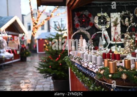 Größter Weihnachtsmarkt in Ostfriesland öffnet die Tore. In kleinen Buden werden handgemachte Waren angeboten. Leer Niedersachsen Deutschland *** größter Weihnachtsmarkt Ostfrieslands öffnet seine Türen kleine Verkaufsstände bieten handgefertigte Waren leer Niedersachsen Deutschland Copyright: Xdiebildwerftx Stockfoto