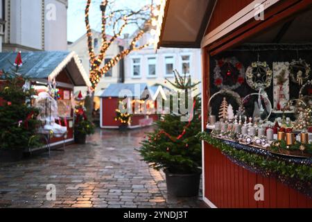 Größter Weihnachtsmarkt in Ostfriesland öffnet die Tore. In kleinen Buden werden handgemachte Waren angeboten. Leer Niedersachsen Deutschland *** größter Weihnachtsmarkt Ostfrieslands öffnet seine Türen kleine Verkaufsstände bieten handgefertigte Waren leer Niedersachsen Deutschland Copyright: Xdiebildwerftx Stockfoto