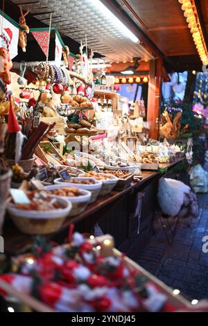 Größter Weihnachtsmarkt in Ostfriesland öffnet die Tore. In kleinen Buden werden handgemachte Waren angeboten. Leer Niedersachsen Deutschland *** größter Weihnachtsmarkt Ostfrieslands öffnet seine Türen kleine Verkaufsstände bieten handgefertigte Waren leer Niedersachsen Deutschland Copyright: Xdiebildwerftx Stockfoto