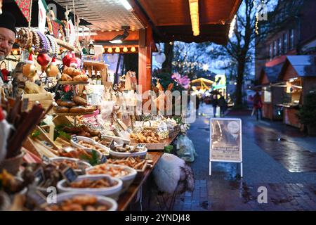 Größter Weihnachtsmarkt in Ostfriesland öffnet die Tore. In kleinen Buden werden handgemachte Waren angeboten. Leer Niedersachsen Deutschland *** größter Weihnachtsmarkt Ostfrieslands öffnet seine Türen kleine Verkaufsstände bieten handgefertigte Waren leer Niedersachsen Deutschland Copyright: Xdiebildwerftx Stockfoto