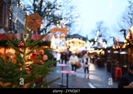 Größter Weihnachtsmarkt in Ostfriesland öffnet die Tore. Lichterglanz in der Fußgängerzone. Leer Niedersachsen Deutschland *** größter Weihnachtsmarkt Ostfrieslands öffnet seine Türen glitzernde Lichter in der Fußgängerzone leer Niedersachsen Deutschland Copyright: Xdiebildwerftx Stockfoto