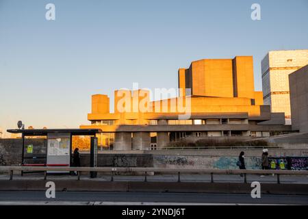 LONDON – 21. NOVEMBER 2024: Blick auf das Lyttelton Theatre National Theatre auf der South Bank Stockfoto