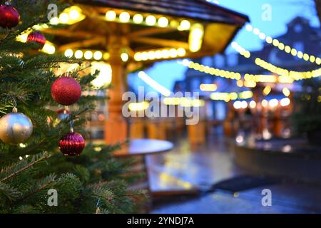 Größter Weihnachtsmarkt in Ostfriesland öffnet die Tore. Lichterglanz in der Fußgängerzone. Leer Niedersachsen Deutschland *** größter Weihnachtsmarkt Ostfrieslands öffnet seine Türen glitzernde Lichter in der Fußgängerzone leer Niedersachsen Deutschland Copyright: Xdiebildwerftx Stockfoto