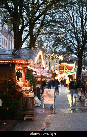 Größter Weihnachtsmarkt in Ostfriesland öffnet die Tore. Lichterglanz in der Fußgängerzone. Leer Niedersachsen Deutschland *** größter Weihnachtsmarkt Ostfrieslands öffnet seine Türen glitzernde Lichter in der Fußgängerzone leer Niedersachsen Deutschland Copyright: Xdiebildwerftx Stockfoto