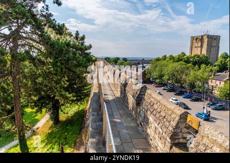 Ein Blick entlang der nördlichen Festungsmauern der Burg in Lincoln, Lincolnshire im Sommer Stockfoto