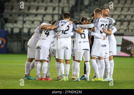 Krakau, Polen. November 2024. Football 2024 2025 PKO BP Ekstraklasa Puszcza Niepolomice vs Widzew Lodz op: PUSZCZA NIEPOLOMICE Credit: Konrad Swierad/Alamy Live News Stockfoto