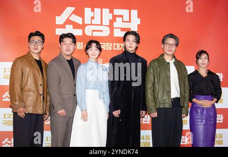 Oh Dae-Hwan, Kim Min-Jae, Lee Yoo-Young, Joo Won, Yoo Jae-Myung und Jang Young-Nam, 25. November 2024 : die Cast-Mitglieder (L-R) Oh Dae-Hwan, Kim Min-Jae, Lee Yoo-Young, Joo Won, Yoo Jae-Myung und Jang Young-Nam posieren nach einer Pressevorschau des Films 'die Feuerwehrmänner' in Seoul, Südkorea. Der Film wird am 4. Dezember in Korea in Kinos veröffentlicht. Quelle: Lee Jae-won/AFLO/Alamy Live News Stockfoto