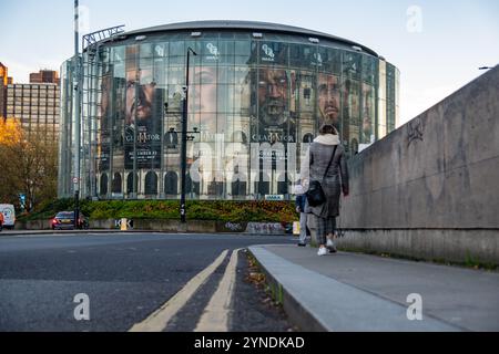 LONDON, 21. NOVEMBER 2024: BFI Imax in Waterloo, Werbung für Gladiator 2. Kinokette mit Riesenleinwand Stockfoto