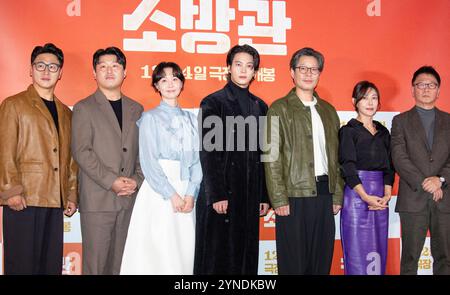 Oh Dae-Hwan, Kim Min-Jae, Lee Yoo-Young, Joo Won, Yoo Jae-Myung, Jang Young-Nam und Kwak Kyung-Taek, 25. November 2024: die Cast-Mitglieder (L-R) Oh Dae-Hwan, Kim Min-Jae, Lee Yoo-Young, Joo Won, Yoo Jae-Myung und Jang Young-Nam posieren mit Regisseur Kwak Kyung-Taek nach einer Pressevorschau des Films 'die Feuerwehrmänner' in Seoul, Südkorea. Der Film wird am 4. Dezember in Korea in Kinos veröffentlicht. Quelle: Lee Jae-won/AFLO/Alamy Live News Stockfoto