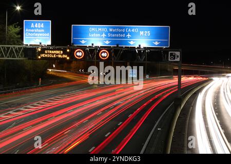 Warnung für gesträngte Fahrzeuge mit halber funktionierender Signalmatrix auf der intelligenten Autobahn M25 (J18 Rickmansworth) Stockfoto