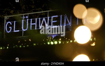Berlin, Deutschland. November 2024. "Glühwein" steht in Neonbuchstaben auf einem Schild auf dem Weihnachtsmarkt am Breitscheidplatz. Quelle: Hannes P. Albert/dpa/Alamy Live News Stockfoto