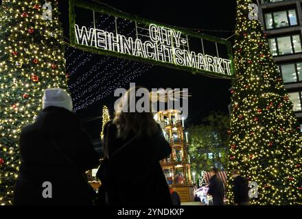 Berlin, Deutschland. November 2024. Man läuft vor dem Eingang zum Weihnachtsmarkt am Breitscheidplatz. Quelle: Hannes P. Albert/dpa/Alamy Live News Stockfoto