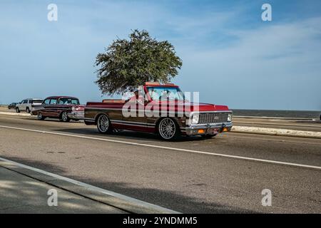 Gulfport, MS - 04. Oktober 2023: Weitwinkelansicht eines Customized 1971 Chevrolet K5 Blazer SUV auf einer lokalen Autoshow. Stockfoto
