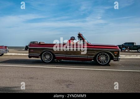 Gulfport, MS - 04. Oktober 2023: Weitwinkel-Seitenansicht eines Customized 1971 Chevrolet K5 Blazer SUV auf einer lokalen Autoshow. Stockfoto