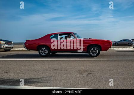 Gulfport, MS - 04. Oktober 2023: Weitwinkel-Seitenansicht des Pontiac GTO Hardtop Coupés von 1969 auf einer lokalen Autoshow. Stockfoto