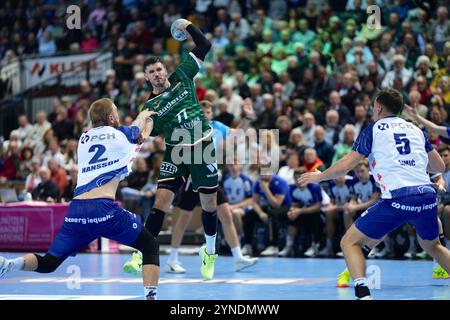 Wetzlar, Deutschland. November 2024. Wetzlar, 25. November 2024: Stefan Cavor ( 77 Wetzlar) während des DAIKIN Handball-Bundesliga-Spiels zwischen HSG Wetzlar und 1.VfL Potsdam in der Buderus-Arena in Wetzlar. (Julia Kneissl/SPP) Credit: SPP Sport Press Photo. /Alamy Live News Stockfoto