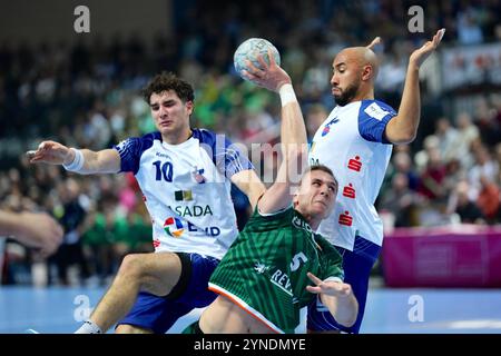 Wetzlar, Deutschland. November 2024. Wetzlar, Deutschland, 25. November 2024: Rasmus Meyer Ejlersen ( 5 Wetzlar) ELISAs Kofler ( 10 Potsdam) David Cyrill Akakpo ( 19 Potsdam) während des DAIKIN Handball-Bundesliga-Spiels zwischen HSG Wetzlar und 1.VfL Potsdam in der Buderus-Arena in Wetzlar. (Julia Kneissl/SPP) Credit: SPP Sport Press Photo. /Alamy Live News Stockfoto