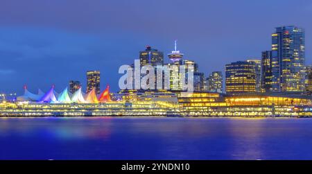 Vancouver, British Columbia, Kanada. April 2024. Ein fesselnder Blick auf den Canada Place und das Harbour Centre in der Innenstadt von Vancouver, beleuchtet gegen die Stockfoto