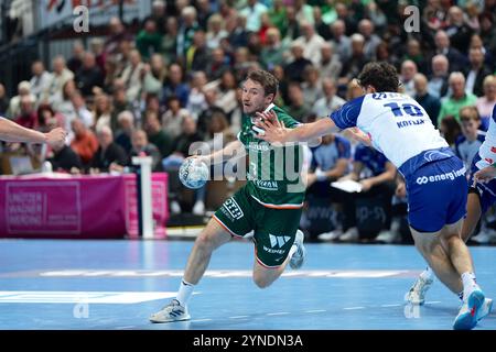 Wetzlar, Deutschland. November 2024. Wetzlar, 25. November 2024: Dominik Mappes ( 7 Wetzlar) ELISAs Kofler ( 10 Potsdam ) während des DAIKIN Handball-Bundesliga-Spiels zwischen HSG Wetzlar und 1.VfL Potsdam in der Buderus-Arena in Wetzlar. (Julia Kneissl/SPP) Credit: SPP Sport Press Photo. /Alamy Live News Stockfoto