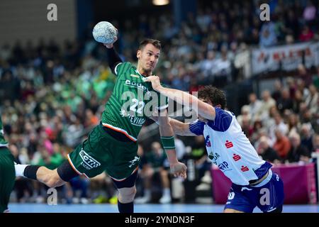 Wetzlar, Deutschland. November 2024. Wetzlar, 25. November 2024: Jona Schoch ( 22 Wetzlar) während des DAIKIN Handball-Bundesliga-Spiels zwischen HSG Wetzlar und 1.VfL Potsdam in der Buderus-Arena in Wetzlar. (Julia Kneissl/SPP) Credit: SPP Sport Press Photo. /Alamy Live News Stockfoto