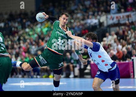 Wetzlar, Deutschland. November 2024. Wetzlar, 25. November 2024: Jona Schoch ( 22 Wetzlar) während des DAIKIN Handball-Bundesliga-Spiels zwischen HSG Wetzlar und 1.VfL Potsdam in der Buderus-Arena in Wetzlar. (Julia Kneissl/SPP) Credit: SPP Sport Press Photo. /Alamy Live News Stockfoto