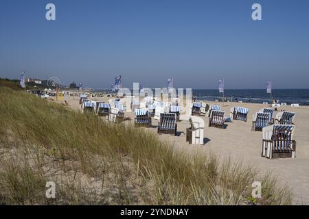 Liegestühle und Touristen am Sandstrand, Pier, Heringsdorf, Usedom, Ostsee, Mecklenburg-Vorpommern, Deutschland, Europa Stockfoto