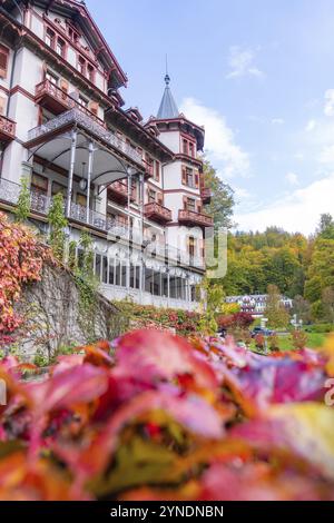 Historisches Hotel mit Herbstlaub im Vordergrund und malerischer Bergkulisse, Grandhotel Giessbach, Brienzersee, Schweiz, Europa Stockfoto