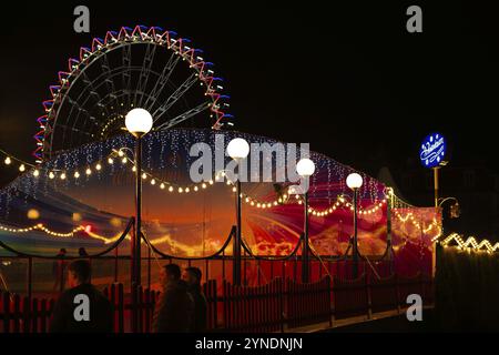 Nachtaufnahme, Rollschuhbahn, Eislaufbahn Wintertraum, Riesenrad, beleuchtet, Weihnachtsmarkt, Schlossplatz, Stuttgart, Baden-Württemberg, Stockfoto