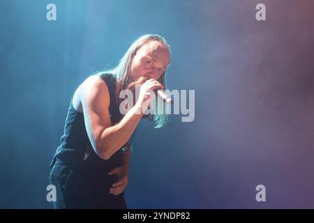 Egor Shkutko, Sänger von Molchat Doma live am 23. November 2024 im Tempodrom in Berlin Stockfoto