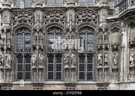 Historisches Rathaus Stadhuis, Teilansicht der Fassade im extravaganten gotischen Stil mit Skulpturen, Botermarkt, Gent, Flandern, Belgien, Europa Stockfoto