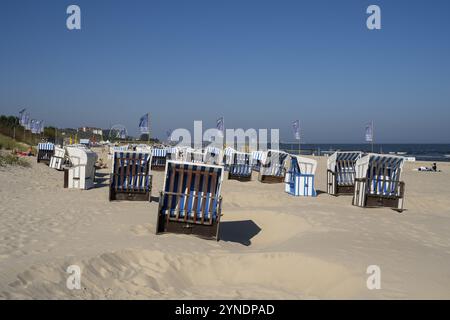 Liegestühle und Touristen am Sandstrand, Pier, Heringsdorf, Usedom, Ostsee, Mecklenburg-Vorpommern, Deutschland, Europa Stockfoto