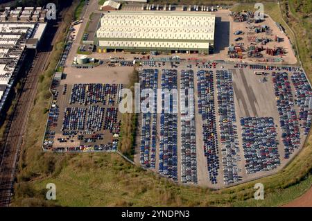 Luftaufnahme neuer Autos, die in der Autofabrik Longbridge in Birmingham, West Midlands, Großbritannien, gelagert wurden Stockfoto