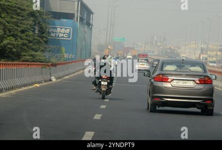 Neu Delhi, Neu Delhi, INDIEN. November 2024. Die Fahrzeuge werden in Neu-Delhi bei Smoke geschwungen. (Kreditbild: © Diptendu Dutta/ZUMA Press Wire) NUR REDAKTIONELLE VERWENDUNG! Nicht für kommerzielle ZWECKE! Quelle: ZUMA Press, Inc./Alamy Live News Stockfoto