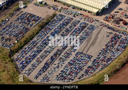 Luftaufnahme neuer Autos, die in der Autofabrik Longbridge in Birmingham, West Midlands, Großbritannien, gelagert wurden Stockfoto