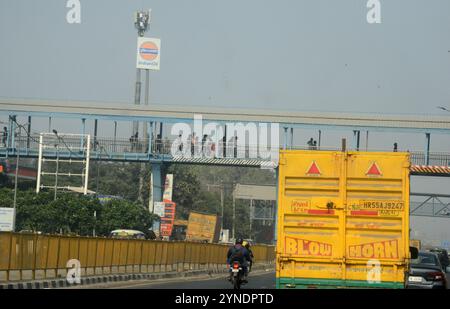 Neu Delhi, Neu Delhi, INDIEN. November 2024. Indianer laufen zu Fuß über die Brücke, während der Smoke in Neu-Delhi. (Kreditbild: © Diptendu Dutta/ZUMA Press Wire) NUR REDAKTIONELLE VERWENDUNG! Nicht für kommerzielle ZWECKE! Quelle: ZUMA Press, Inc./Alamy Live News Stockfoto