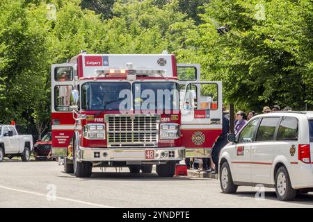 Calgary, Alberta, Kanada. Juni 2023. Der LKW-Park der Feuerwehr Calgary mit der Beleuchtung an einem heißen Tag im Sommer Stockfoto