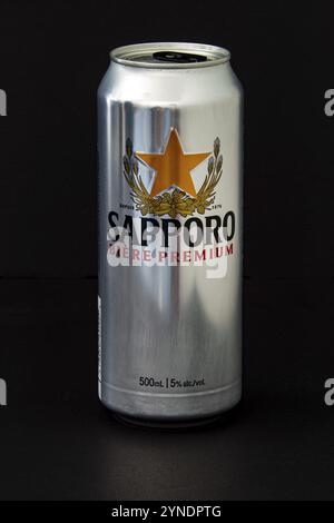 Calgary, Alberta, Kanada. Juni 2020. Eine isolierte Stella Sapporo Tallboy Bierdose auf schwarzem Hintergrund Stockfoto