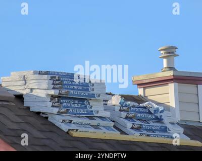 Calgary, Alberta, Kanada. März 2024. Mehrere Bündel von Tone Black BP Canada Mystique Fiberglas Dachschindeln auf einem Haus neben Stockfoto